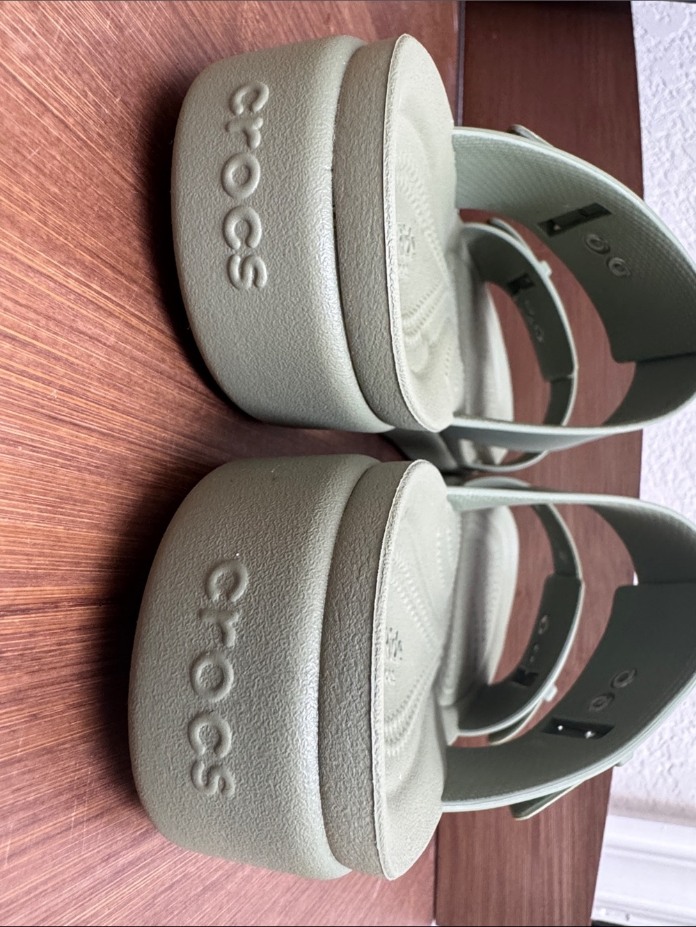 CROCS Brooklyn Buckle Low Sandals, Cargo Green - size 9 - Picture 8 of 8